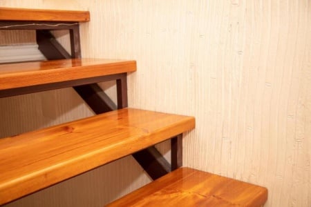 Pose d'escaliers sur mesure : guide des &eacute;tapes essentielles